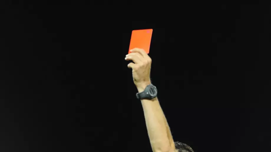 "Аут след... 0 секунди игра": 5-те най-бързи червени картони във футбола (ВИДЕО)