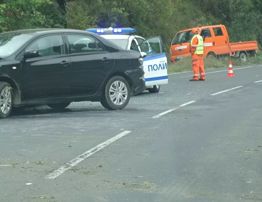 Катастрофа на няколко автомобила до Благоевград - заради силния дъжд