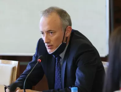Министър Вълчев се самоизолира, имал контакт с положително тестван за COVID-19 