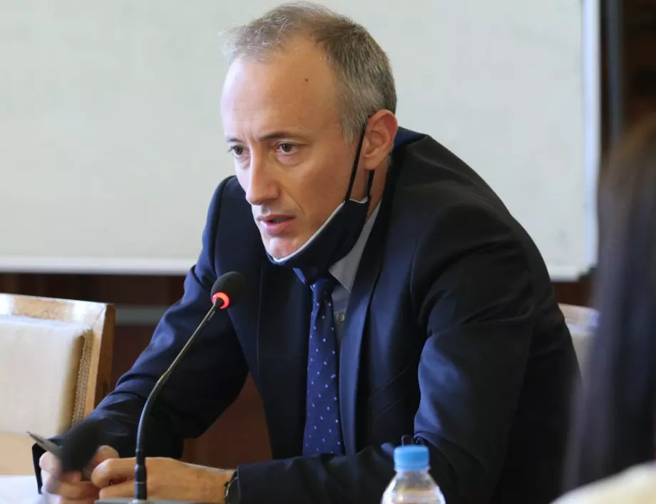 Красимир Вълчев: Засега няма решение за общо затваряне на училищата