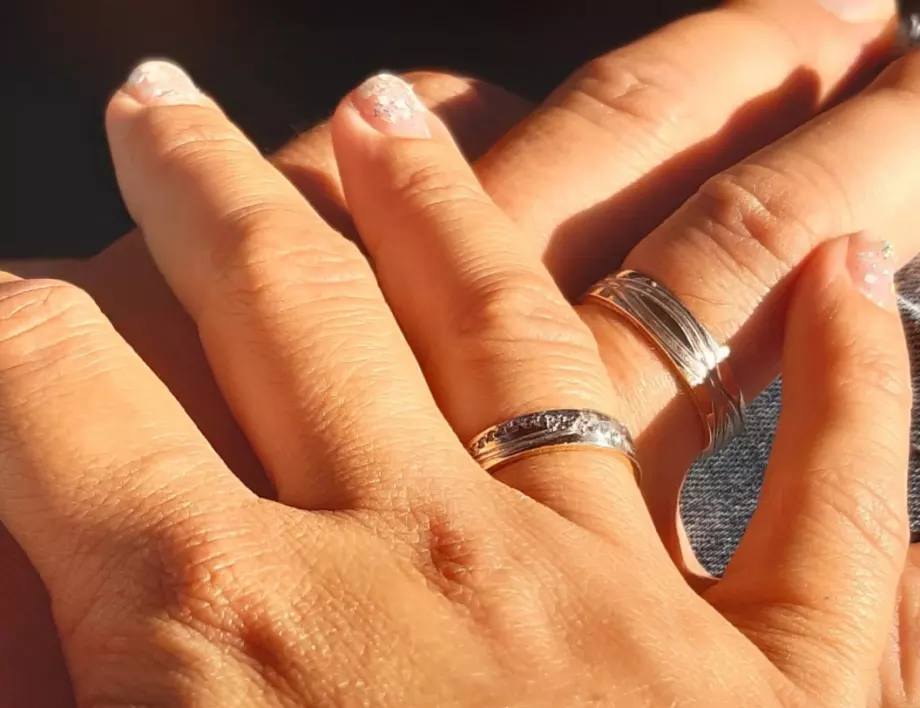 Два пръстена на безименния пръст: защо се носят по този начин и какво означава това