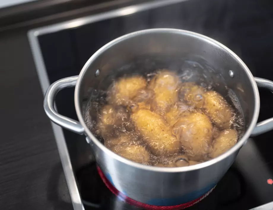 Най-лесният трик за белене на картофите!
