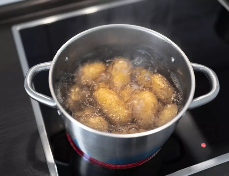 Не хвърляйте водата от сварените картофи, много е полезна