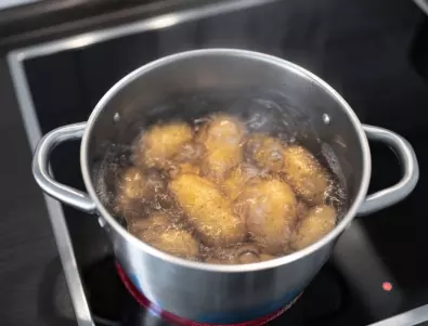 Мързеливите домакини приготвят варени картофи само за 5 минути с помощта на този трик