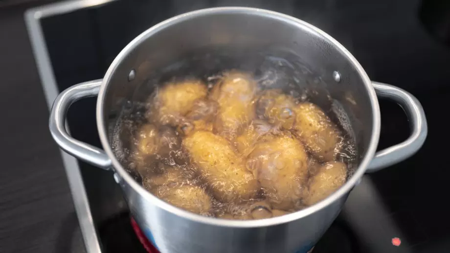 Картофите няма да се напукат при варене и всички витамини ще се запазят, ако добавите това във водата