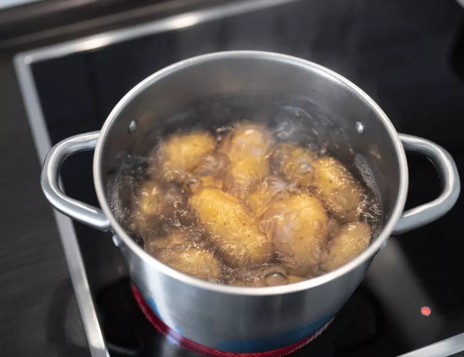 Защо хитрите домакини започнаха да слагат кисели краставички във водата за варене на картофите?
