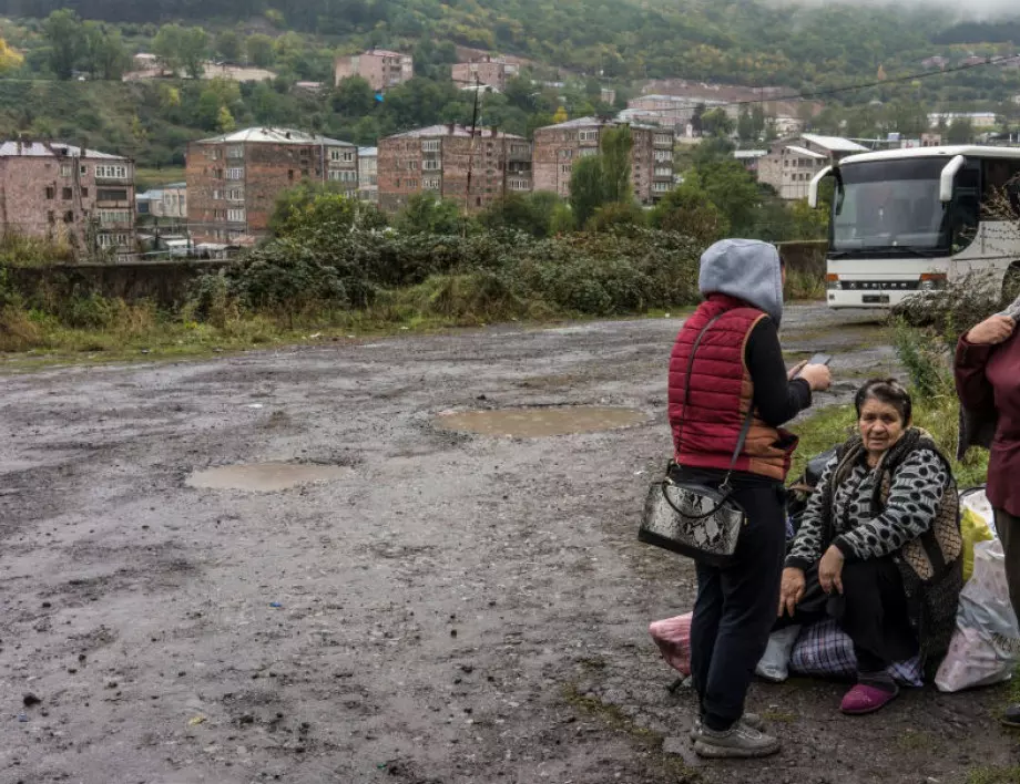 Въпреки примирието: Бомбардираха столицата на Нагорни Карабах