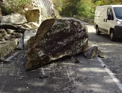 Скали затрупаха пътя за Рилския манастир (СНИМКИ)