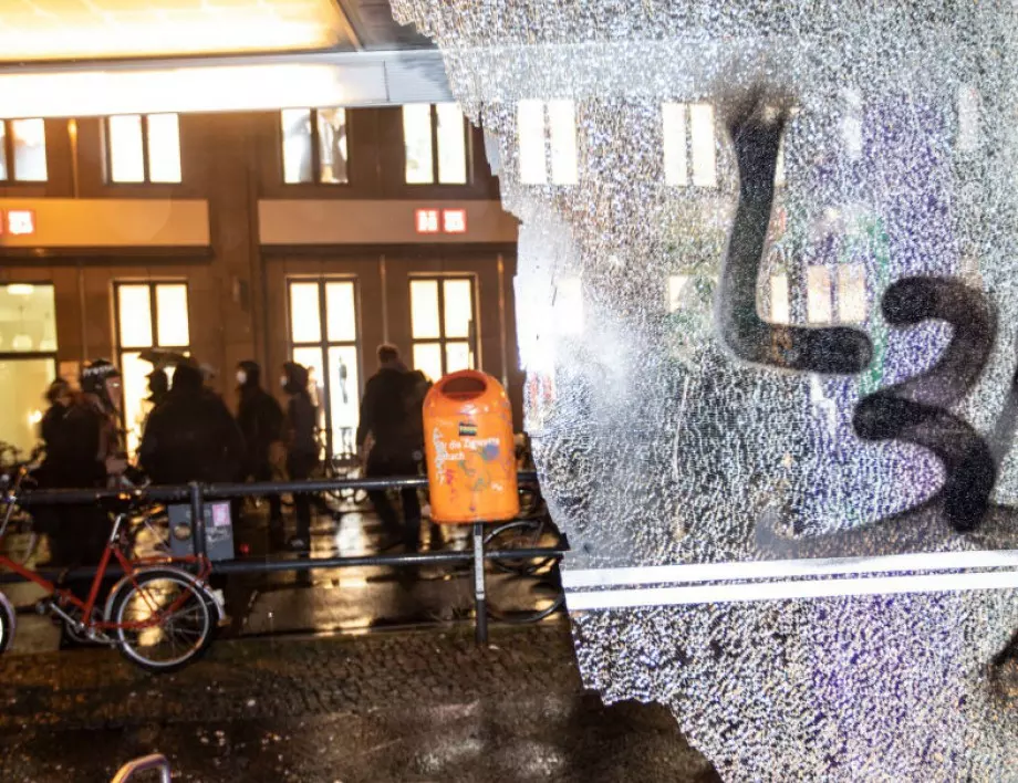 Автомобил се вряза в сградата на канцлерството в Берлин
