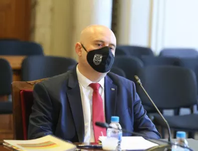 Мъж с маска на правна комисия пита Гешев за 