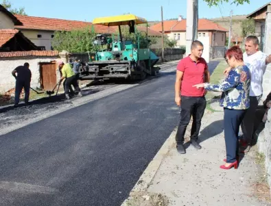 Започна асфалтирането на улица „П. Волов“ в Български извор