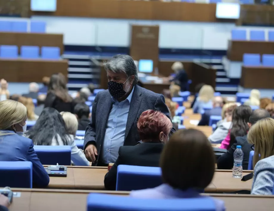 Нов цирк в парламента: Червен депутат обвини ГЕРБ във фашистка методика, Рашидов пък напомни "Белене"