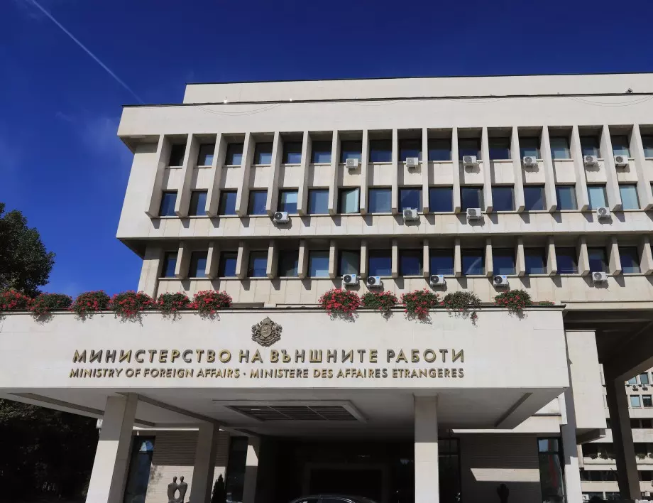 МВнР предлага гласуване по пощата за българите в чужбина с предварителна регистрация и сформиране на район "Чужбина"