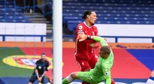 Пикфорд е наел охрана след смъртните заплахи заради контузията на Ван Дайк