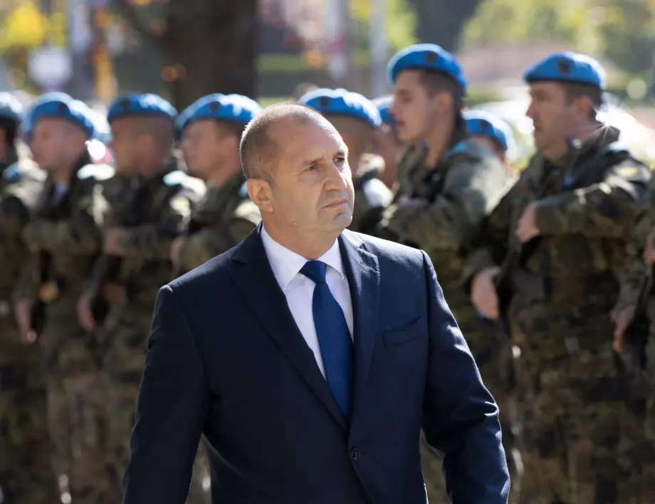 Румен Радев участва в четсването Деня на военния парашутист