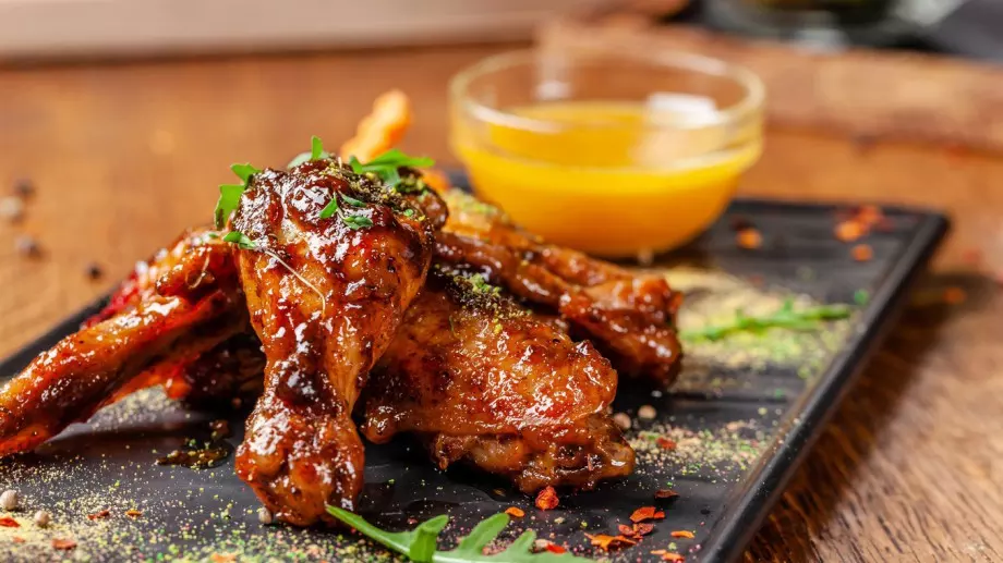 Ето как приготвят пилешките крилца в ресторантите и те са невероятно вкусни 