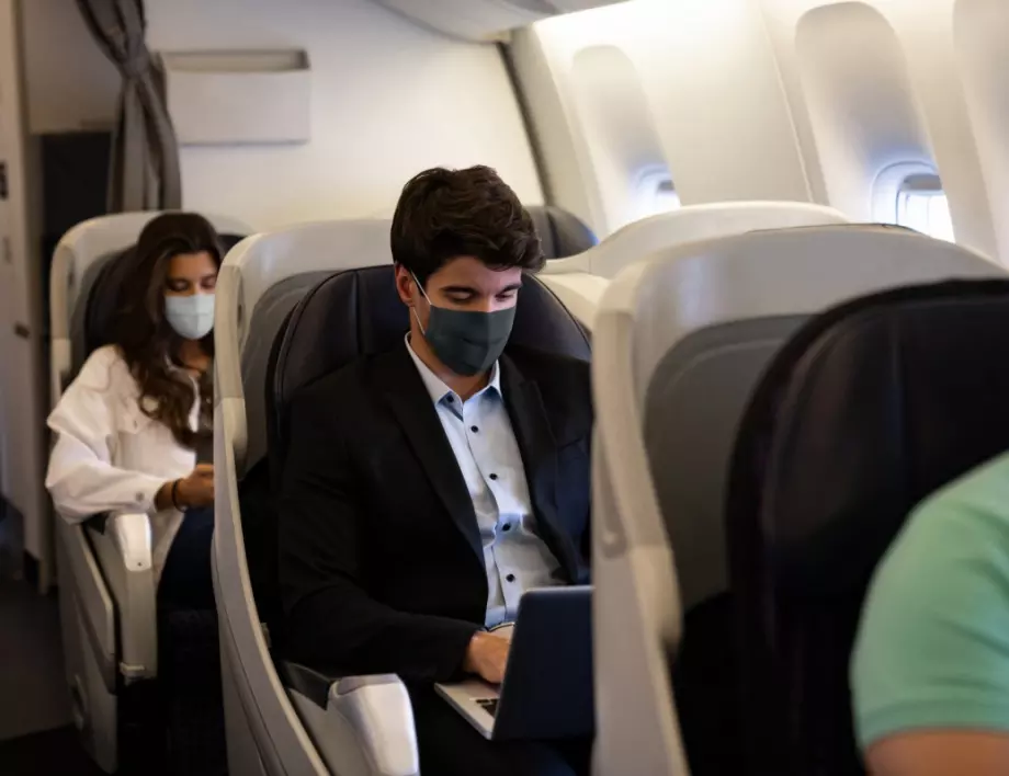 Проучване: Ако седим през седалка в самолет, намаляваме риска от COVID с 57% 