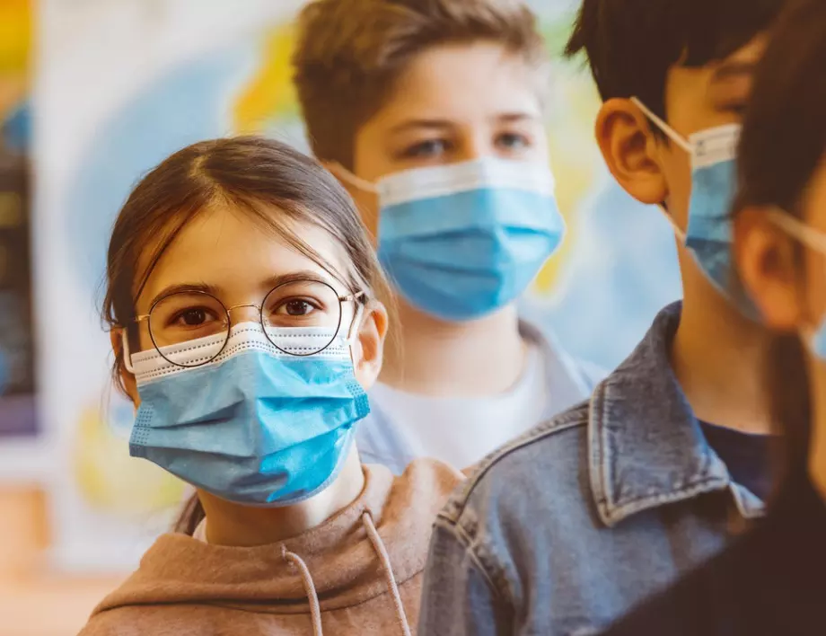 Психолог: Децата да не гледат „оперативките“ с данни за пандемията