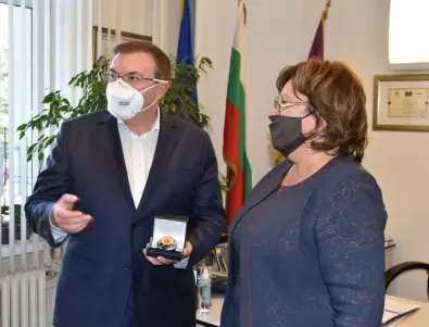 Корнелия Маринова благодари на Костадин Ангелов за подкрепата, връчи му кристал с герба на Ловеч