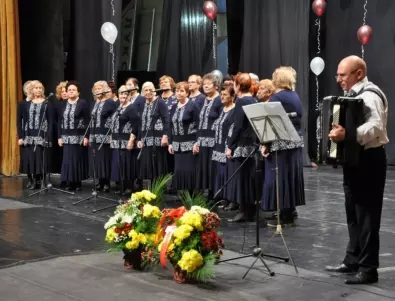  Още 1600 пенсионери ще получат средства от община Бургас за фолклорни носии и художествена самодейност