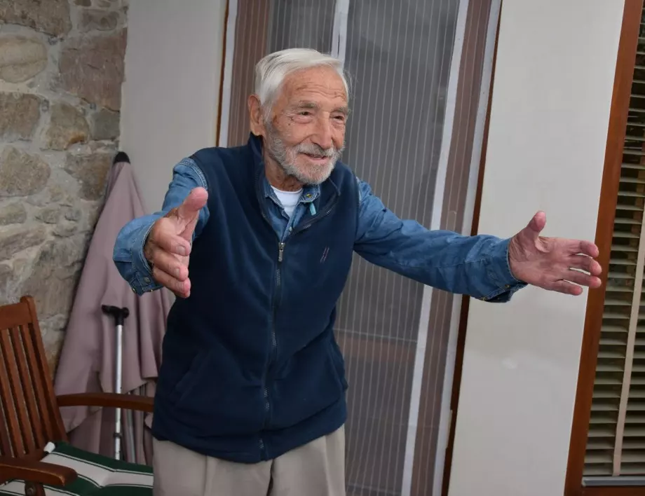 100-годишният дядо Петър обича да пътува и шофира сам (СНИМКИ)