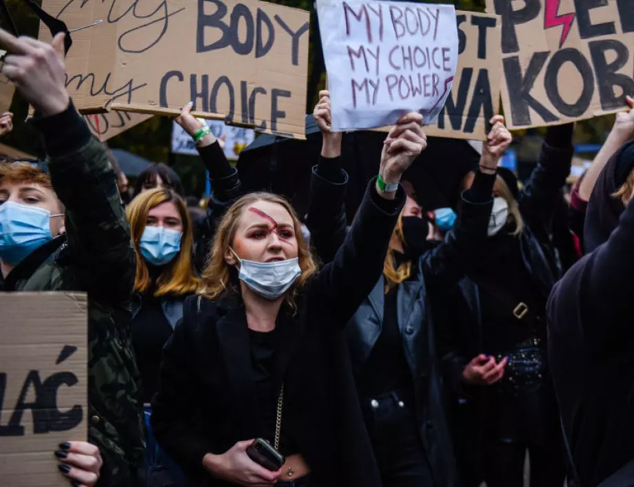 Моравецки: Протестите срещу забраната на абортите в Полша са прекалени 