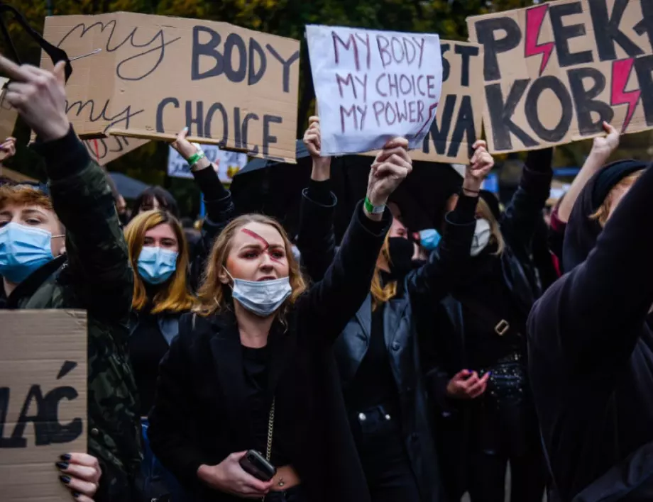 Поляците продължават да протестират срещу забраните за абортите