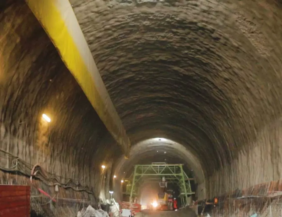 Прокопани са 2/3 от тунел „Железница“ на АМ "Струма (СНИМКИ)