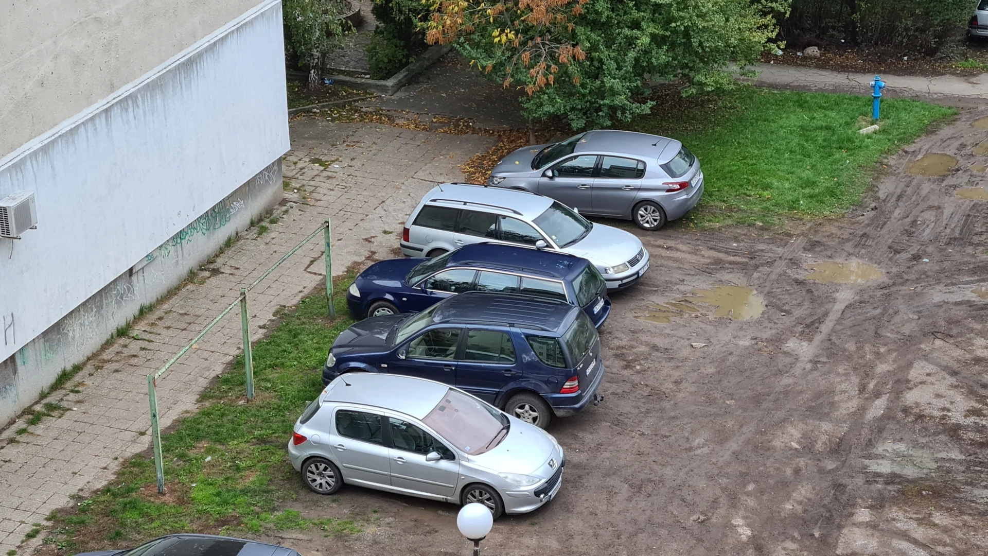 Граждани на столичния квартал „Лозенец“ искат платени паркоместа: Общината не иска да им вземе парите