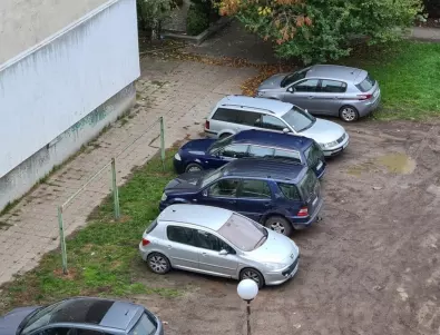 Граждани на столичния квартал „Лозенец“ искат платени паркоместа: Общината не иска да им вземе парите