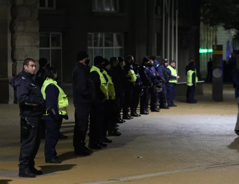 Няма арестувани след схватката между протестиращи и охрана пред централата на ВМРО