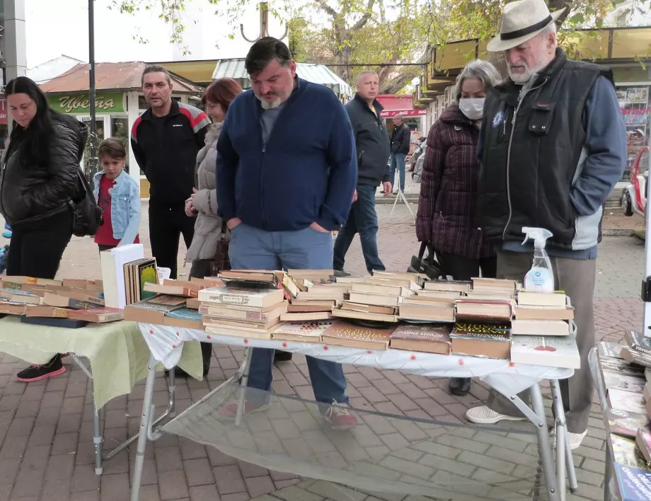Близо 1 500 лв. от благотворителен базар - протест за продажба на книги