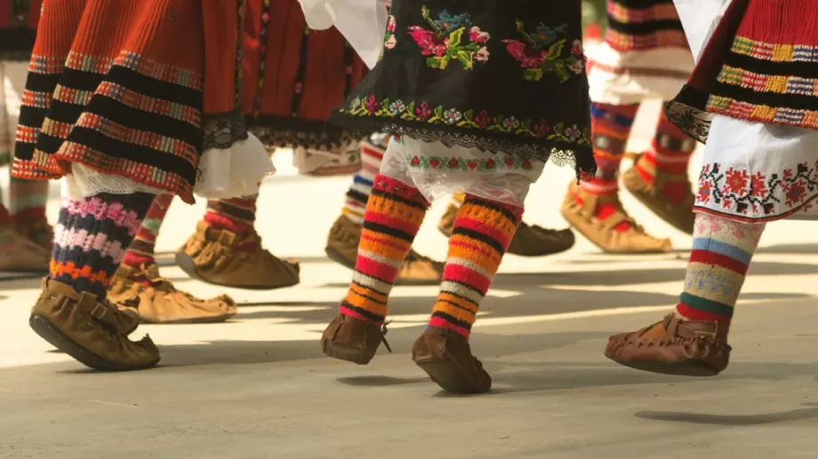 С хоро на площада Ивайловград отбелязва Международния ден на танца (ВИДЕО)