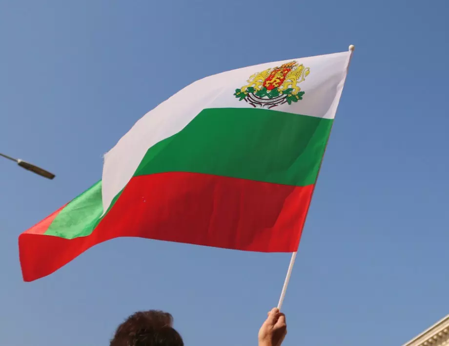 Трима души са разпитани за палежа на българското знаме във Вевчани