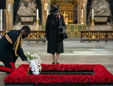 Вижте как Елизабет II се сбогува с принц Филип (ВИДЕО)