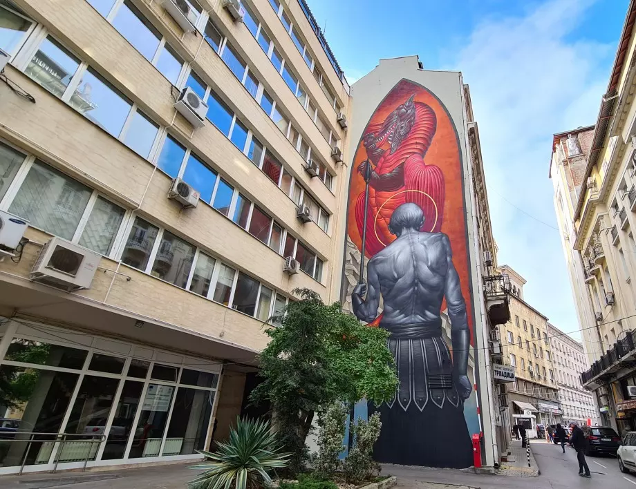 Стенопис на Св. Георги изгря на столична улица (СНИМКИ)
