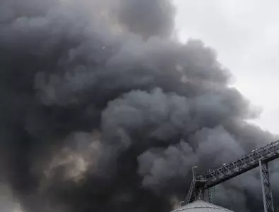 Повреда в тръби предизвика пожар в рафинерия