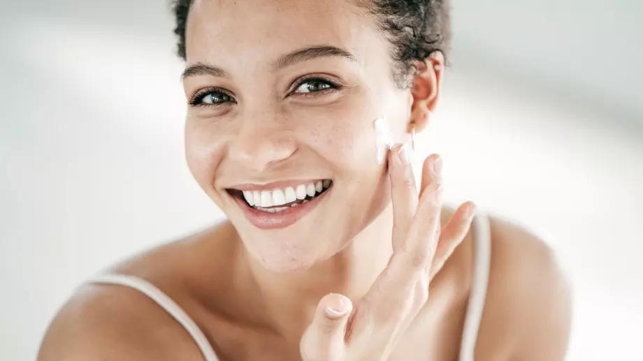 Как да се грижим за кожата и косата си си в студените дни