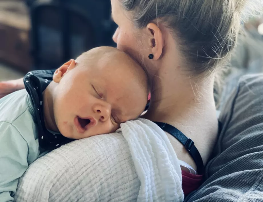 Медицинска сестра показа как да приспим бебе за секунди (ВИДЕО)