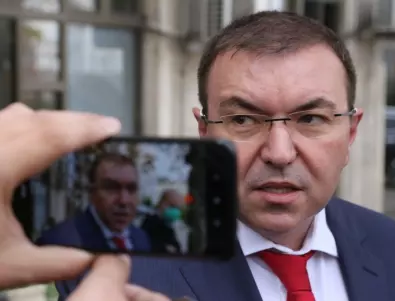 Костадин Ангелов призна, че властите са допуснали грешки, но продължи да се хвали със 