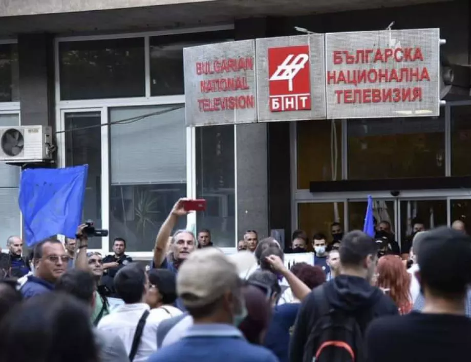 Президентът пристигна пред БНТ, протестиращи го аплодират, Недялков със собствена агитка (НА ЖИВО)