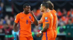 ВИДЕО: Безценната реакция на Вайналдум, когато подаде ръка на Депай, а той го подмина