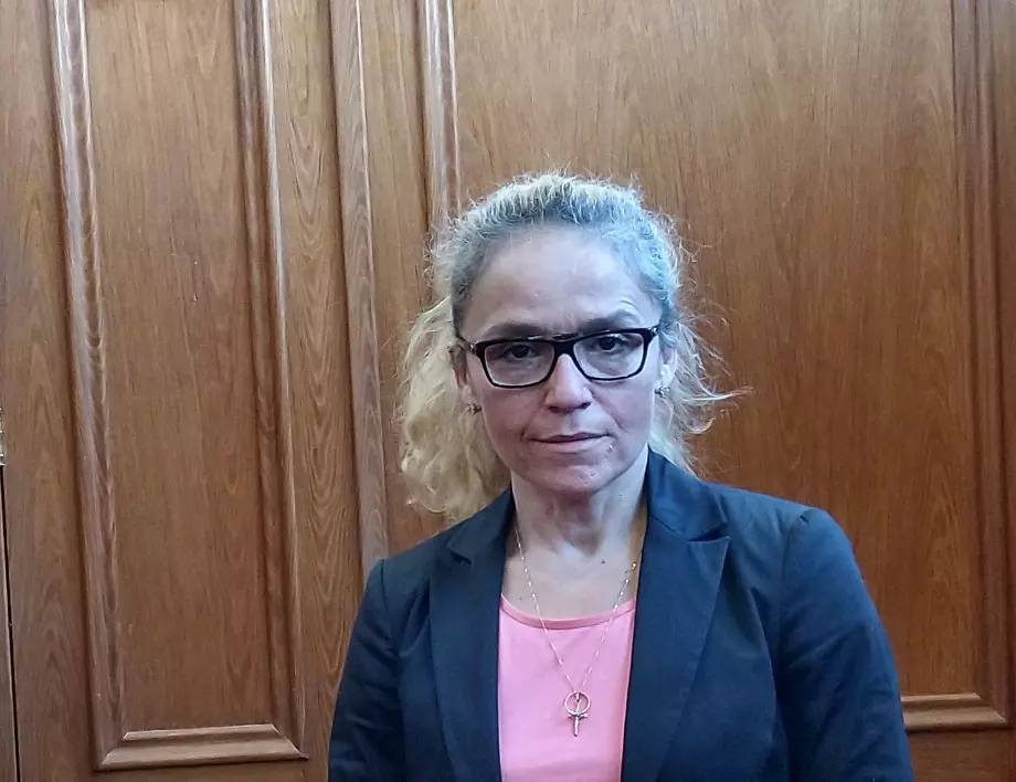 Иванчева: Депутатите да се саморазпуснат и да отидат да помагат да медиците