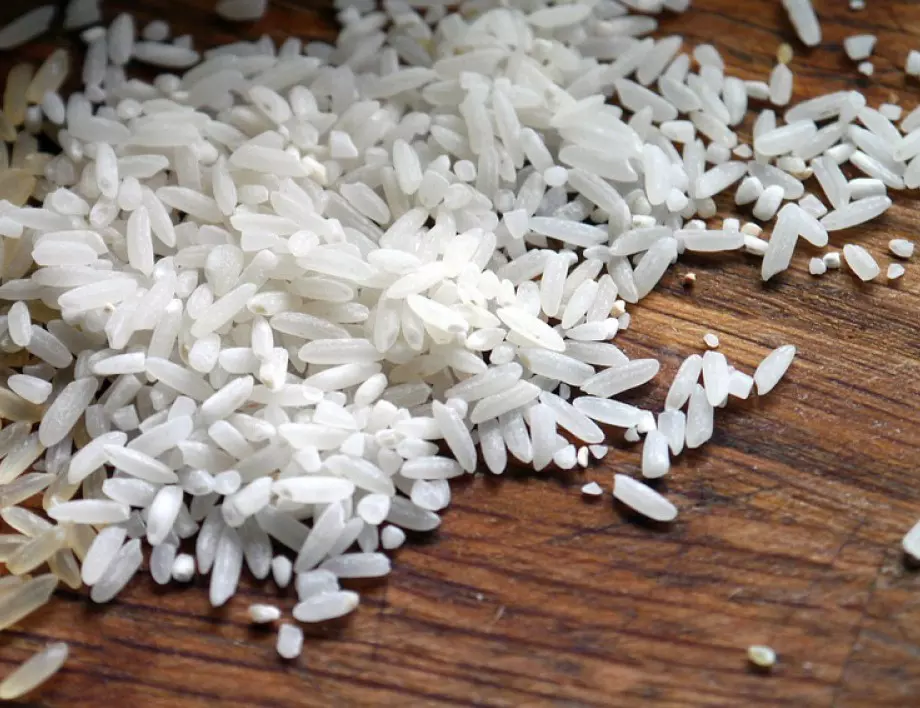 Жена разпръсна ориз по ългите вкъщи, резултатът я шокира