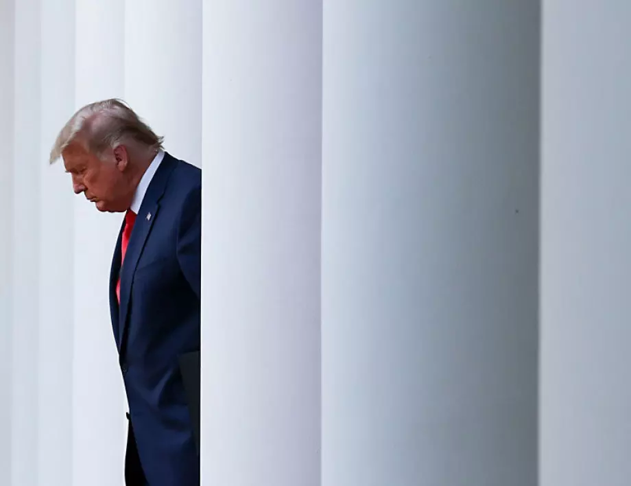 Мнение: Тръмп използва привържениците си като последния си инструмент - преди правосъдието да го засмуче