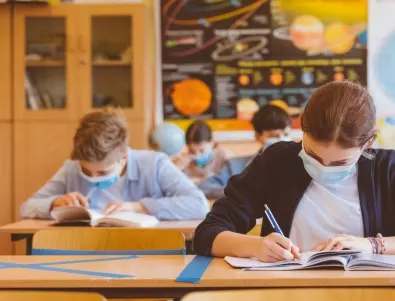 Заради пандемията: Учениците с маски на изпитите през юни