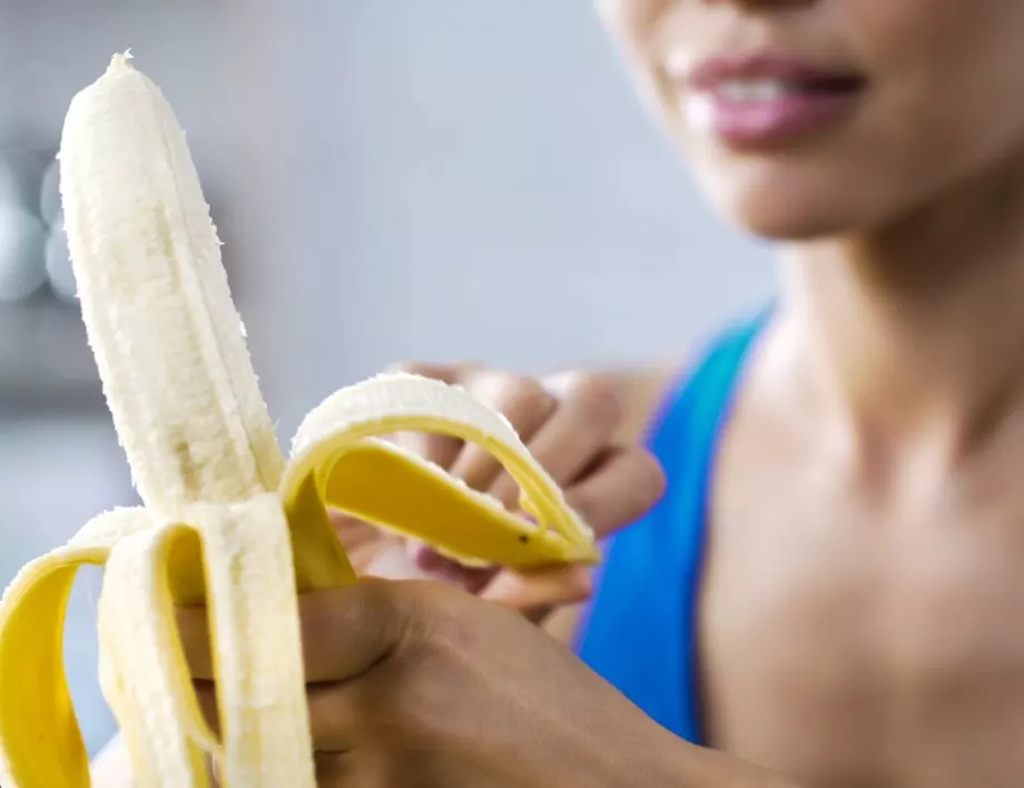 Жена търка кожата си с обелка от банан всеки ден, вижте какво се случи с кожата ѝ