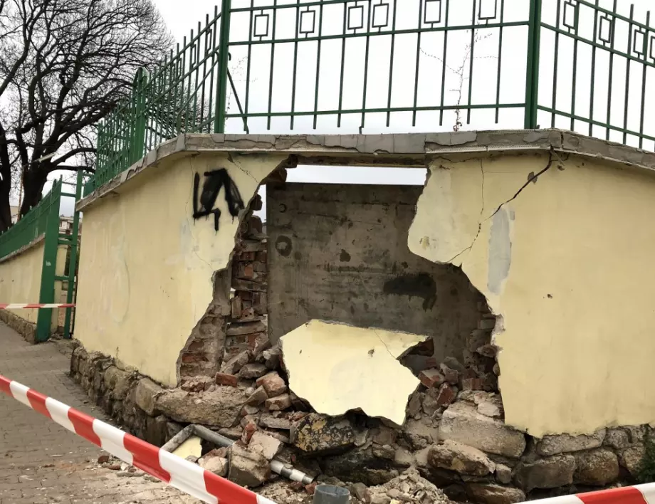 Срути се оградата на училище в София