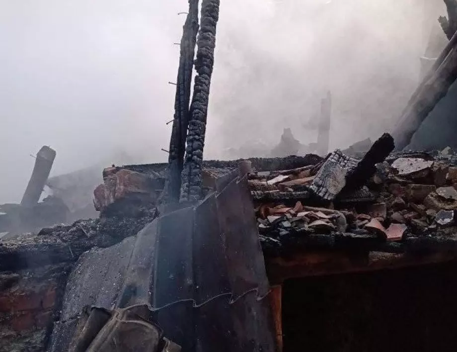 Къща и 10 тона сено изгоряха при пожар в Белица