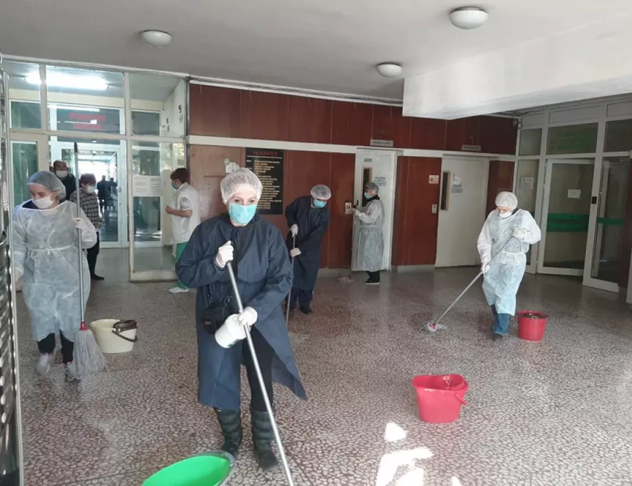 Доброволци от ГЕРБ подпомагат болниците в Ловеч и Троян
